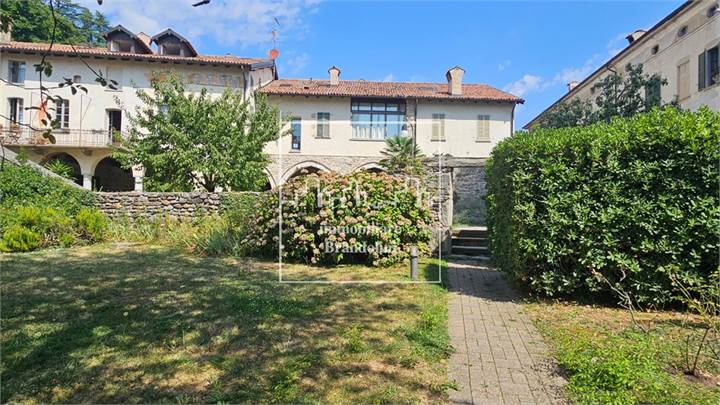 Porzione Villa in vendita a Varese