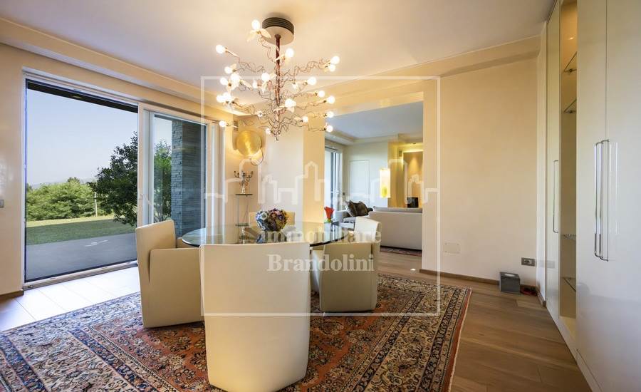 sala pranzo vetrata su portico