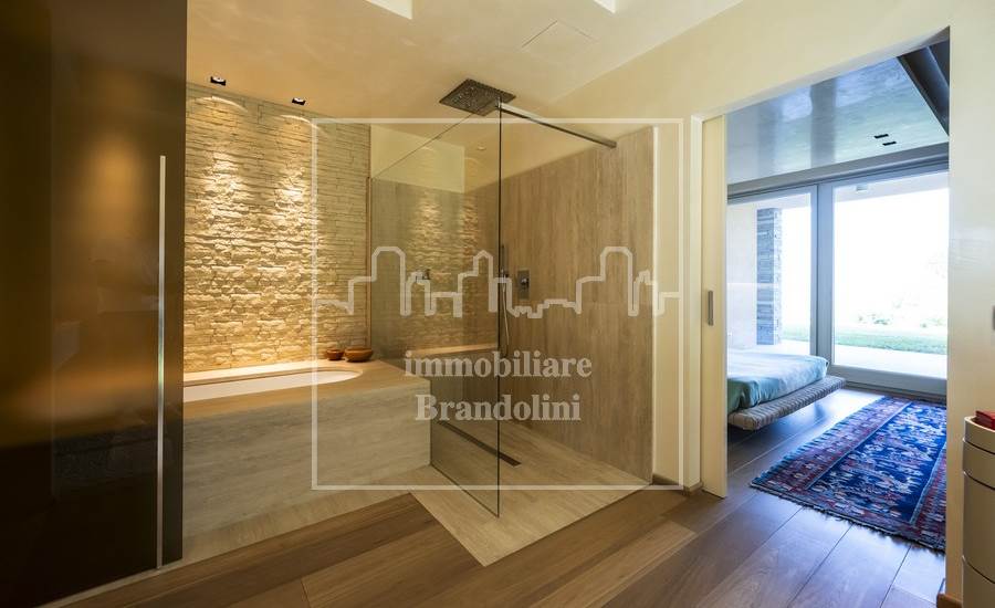 bagno con accesso alla camera