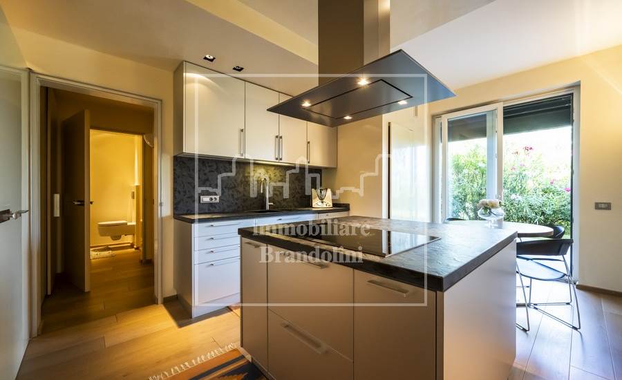 cucina con accesso a disimpegno e lavanderia