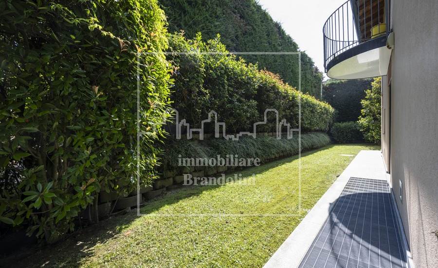 giardino sul lato 