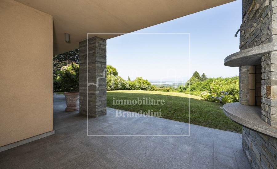 portico con zona barbecue e giardino