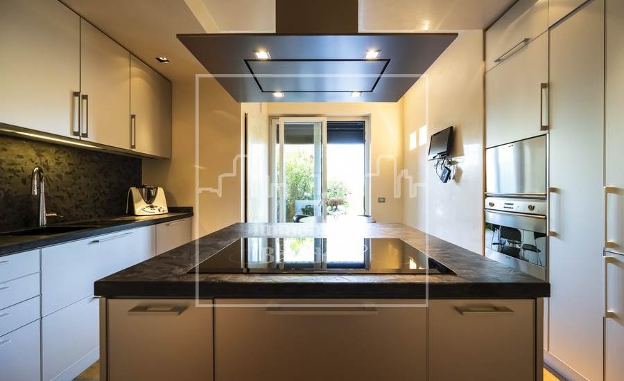 cucina arredata ed accessoriata