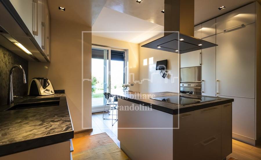 isola cucina con vetrata su portico