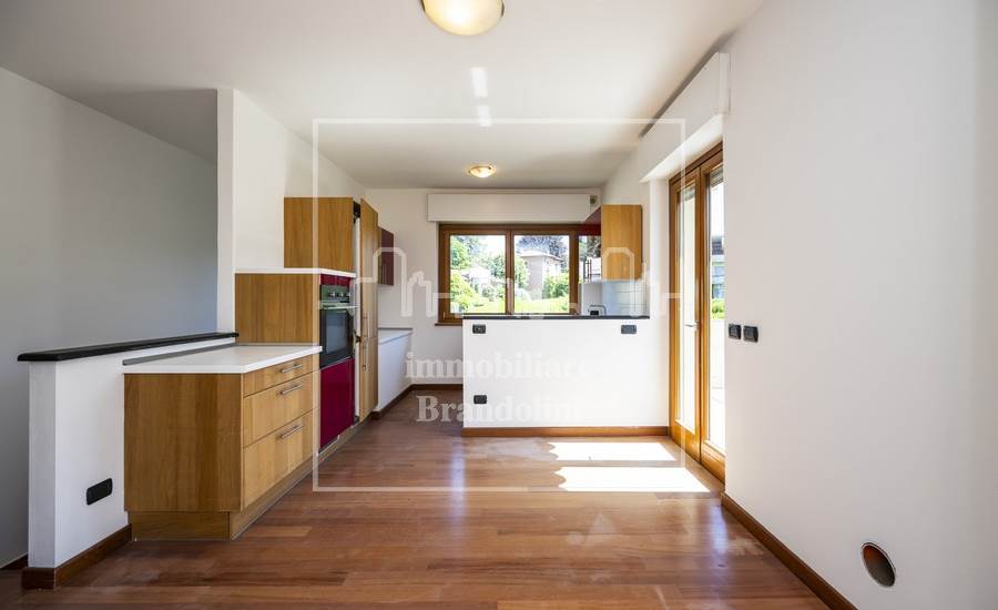 parte del soggiorno con angolo cottura