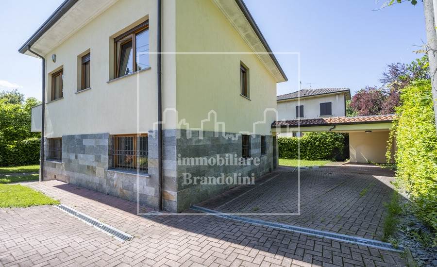 esterno con accesso al posto auto