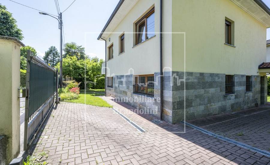 esterno con accesso carraio