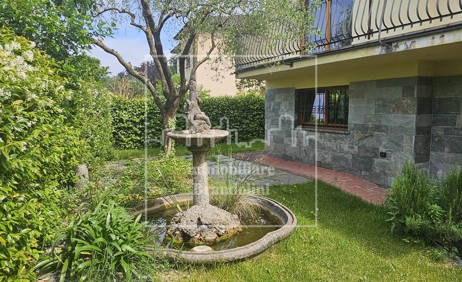 giardino lato ingresso principale