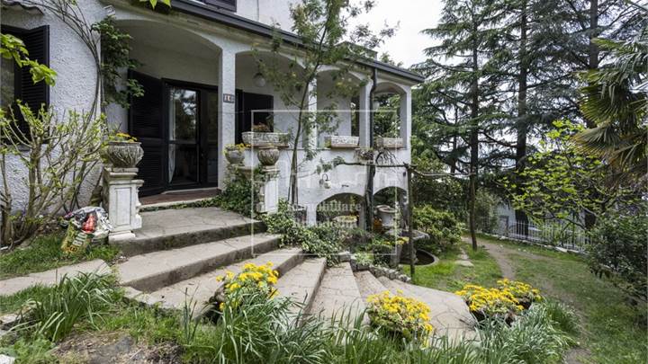 Villa in vendita a Gavirate
