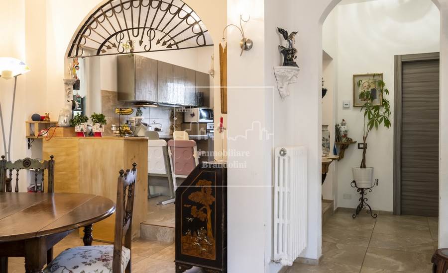 disidmpegno  tra soggiorno e cucina 