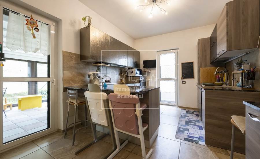 cucina e accesso al terrazzo/veranda