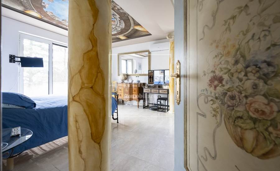 dettaglio porta e colonne marmo