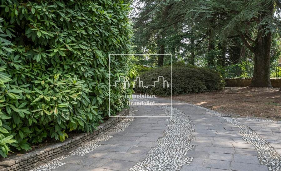 viale d'ingresso in pietra e ciottoli