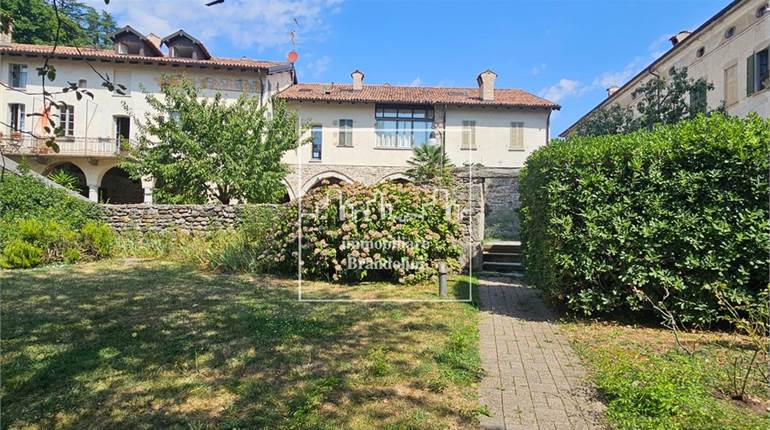 Porzione Villa in vendita a Varese